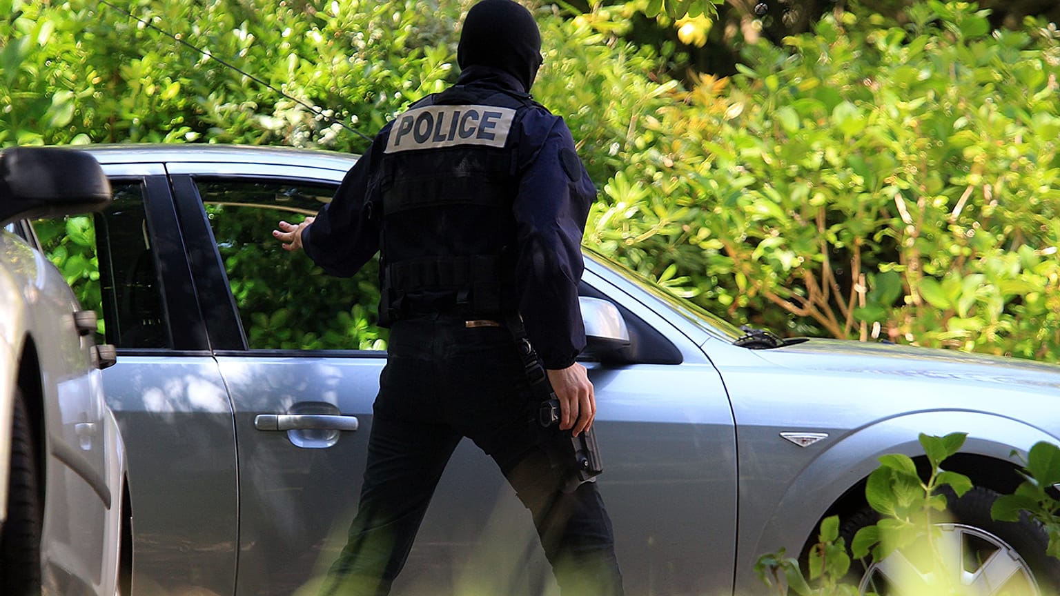 Bir eve baskın düzenleyen Fransız polisi (arşiv)