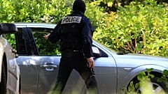 Bir eve baskın düzenleyen Fransız polisi (arşiv)