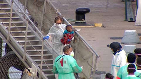 Children and women getting off the ship