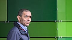 Ugur Sahin, a BioNTech társalapítója és vezérigazgatója a cég mainzi központja előtt