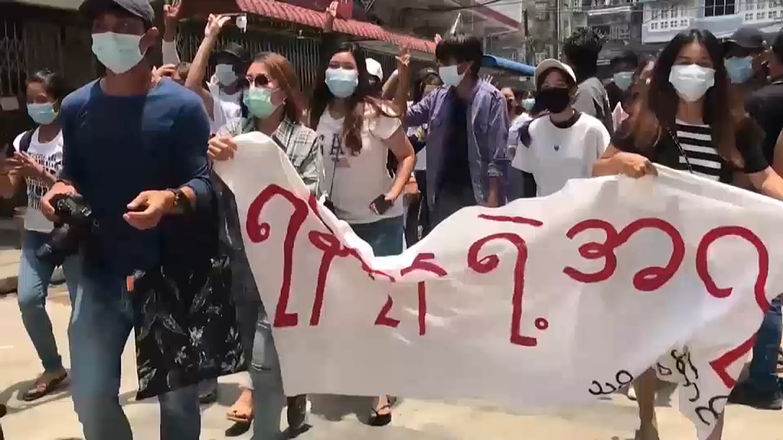 Les Birmans manifestent contre la junte