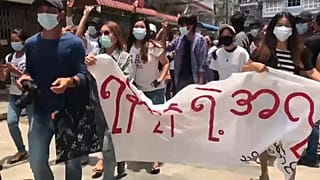 Les Birmans manifestent contre la junte