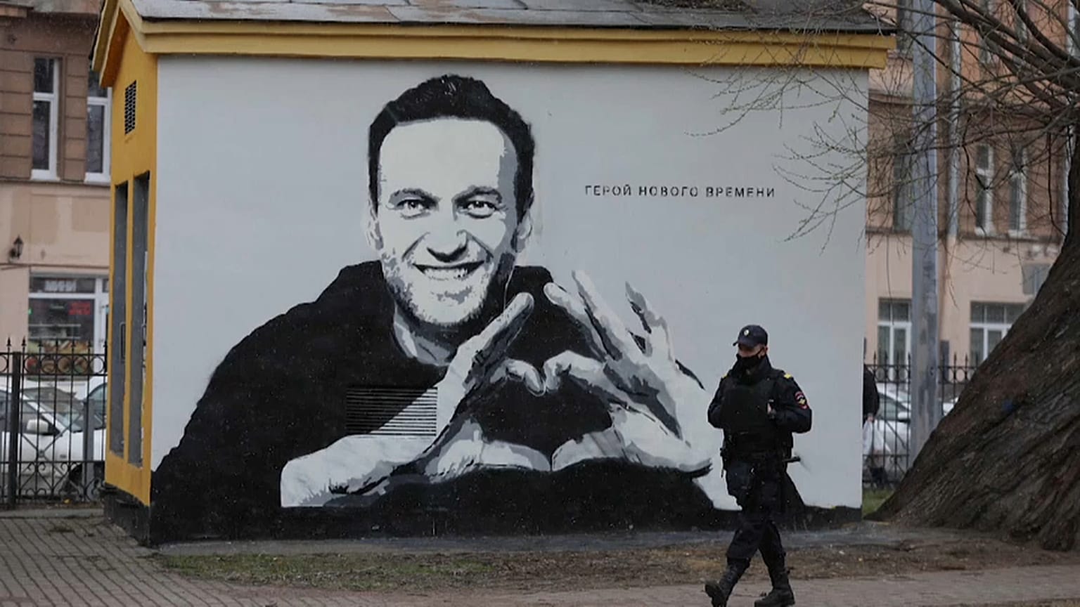 "Герой нашего времени" - настенная роспись в Пушкарском саду Санкт-Петербурга, 28 апреля 2021 г.