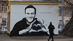 "Герой нашего времени" - настенная роспись в Пушкарском саду Санкт-Петербурга, 28 апреля 2021 г.
