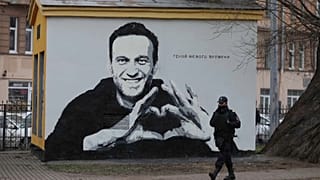 "Герой нашего времени" - настенная роспись в Пушкарском саду Санкт-Петербурга, 28 апреля 2021 г.