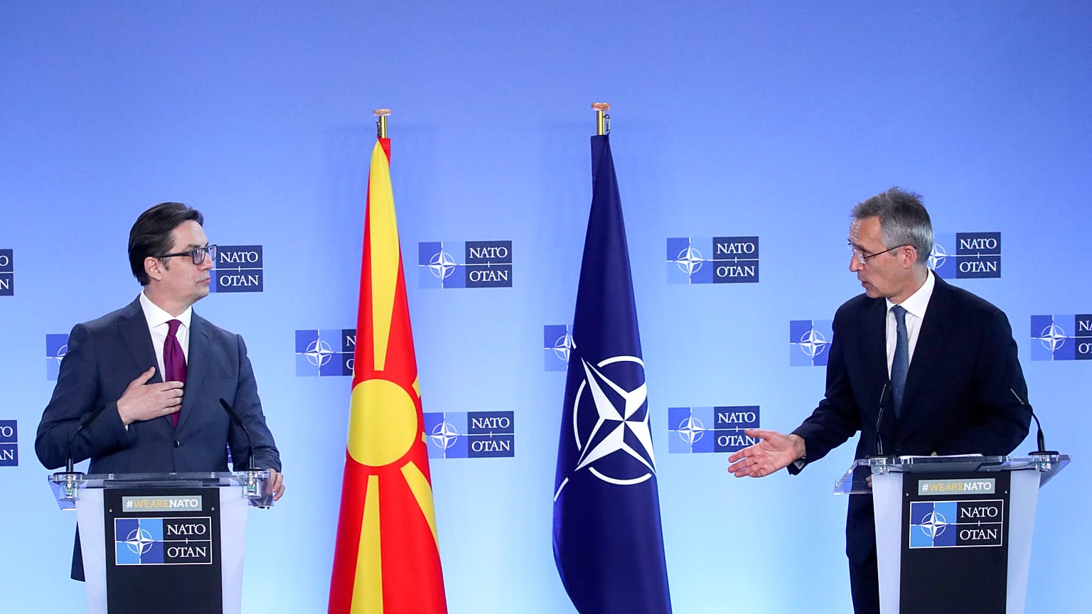 Kuzey Makedonya Cumhurbaşkanı Pendarovski (solda) ile NATO Genel Sekreteri Jens Stoltenberg