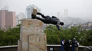 Colombie : la statue d'un conquistador espagnol tombe de son piédestal