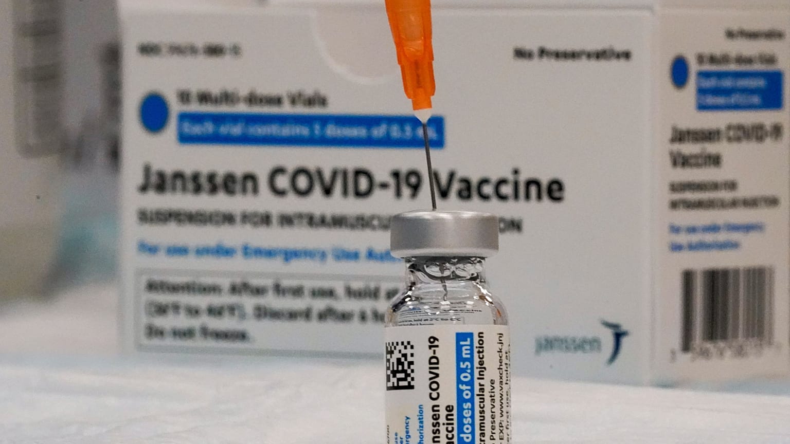 قارورة من لقاح مضاد لكورونا أنتجته شركة جونسون آند جونسون في أحد محتبرات جامعة كاليفورنيا. 08/04/2021