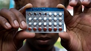 Una donna tiene un pacchetto di contraccettivi ad Harare, 9 aprile 2020,