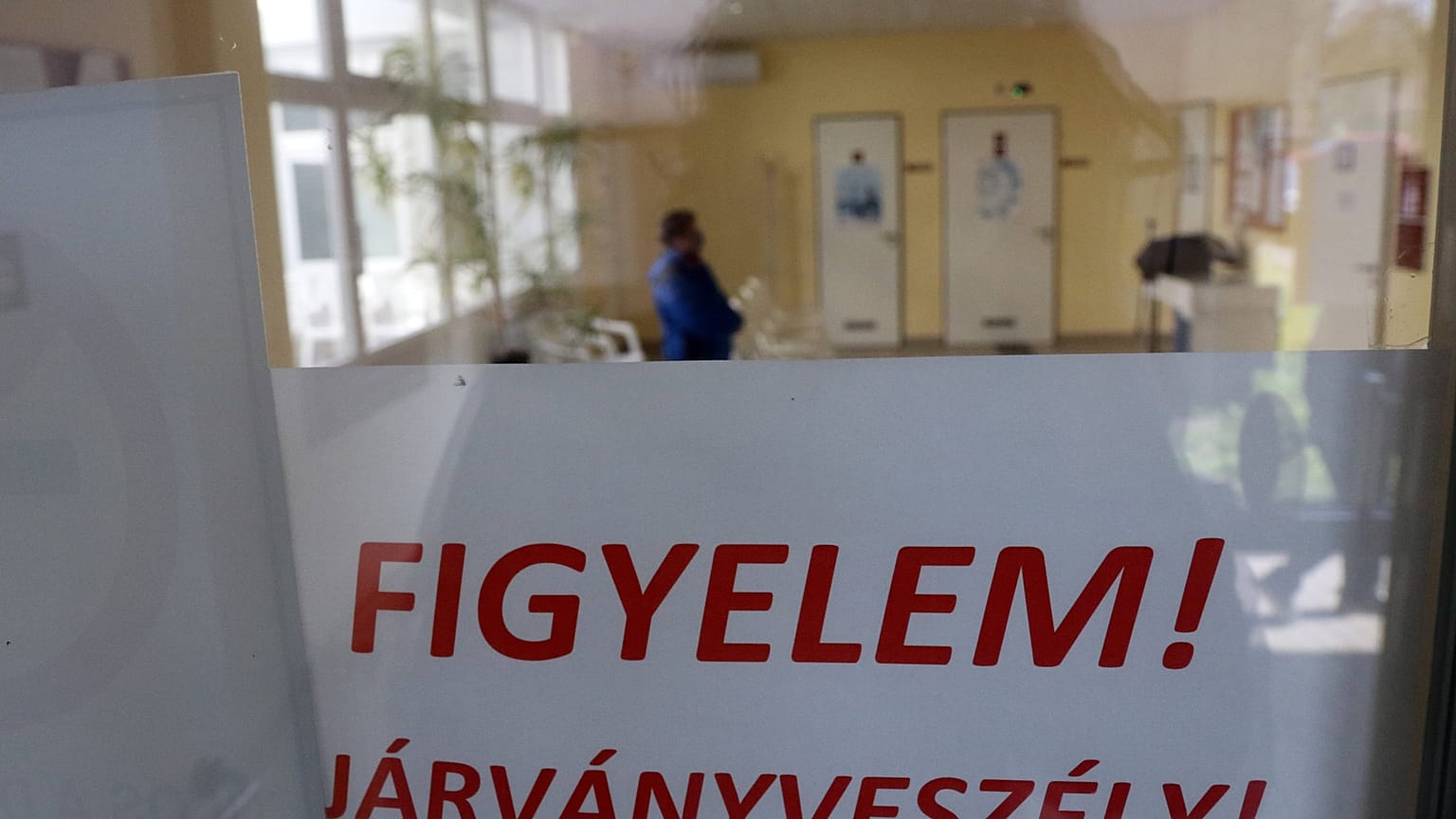 Újra emelkedett az egy nap alatt regisztrált fertőzöttek száma