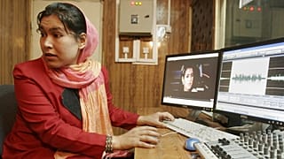یکی از کارکنان استودیوی رادیویی صدای زنان افغان در کابل
