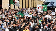 جانب من المسيرة الأسبوعية في حراك الجزائر المطالبة بالعدالة الاجتماعية وضد الفساد الحكومي. الجمعة 26/03/2021