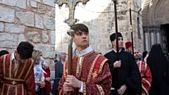 خلال مراسيم غسل الأرجل من أمام كنيسة القيامة، القدس