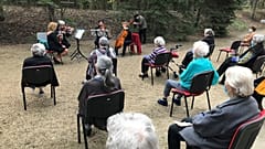 Koncert az idősotthon kertjében