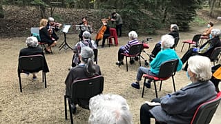 Koncert az idősotthon kertjében
