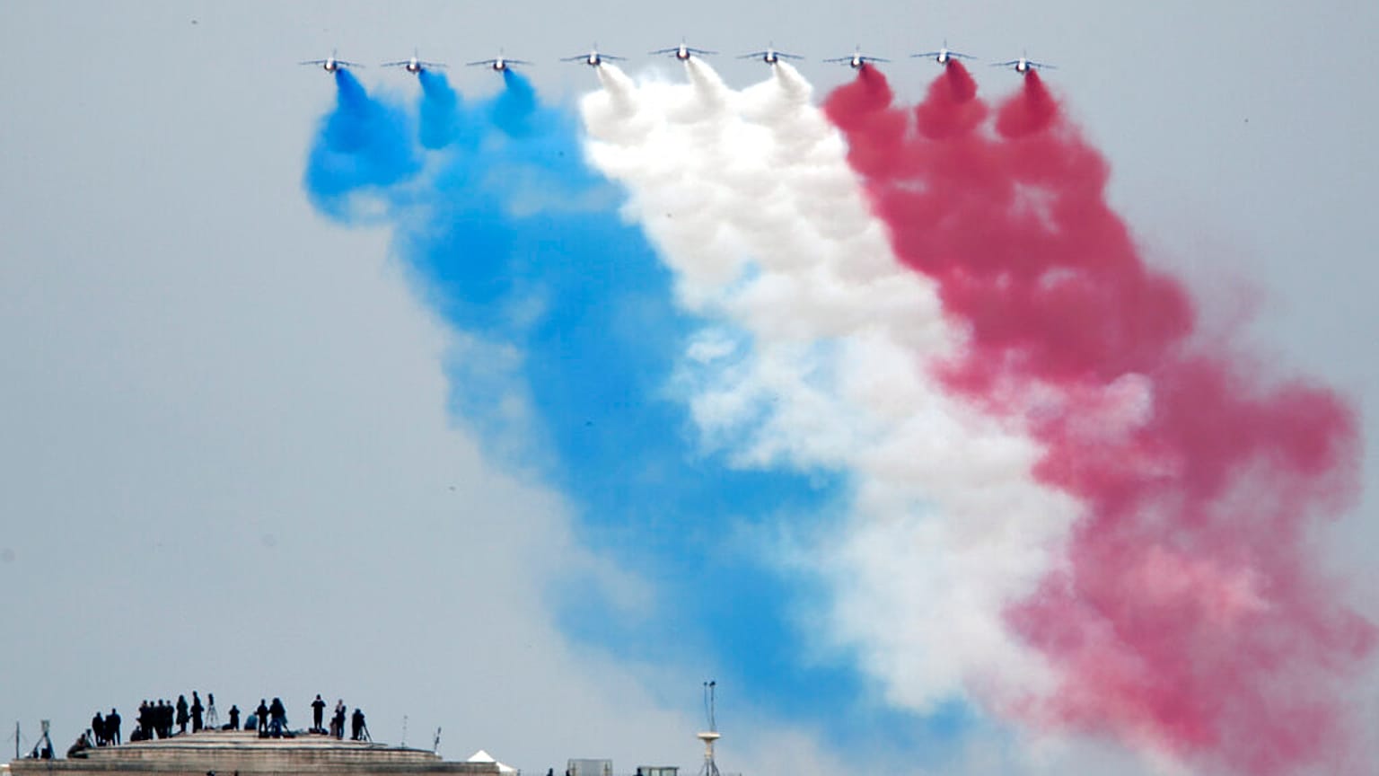 Patrouille de France - Armeeflugzeuge in Paris am 14. Juli 2020