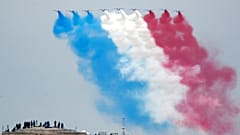 Patrouille de France - Armeeflugzeuge in Paris am 14. Juli 2020