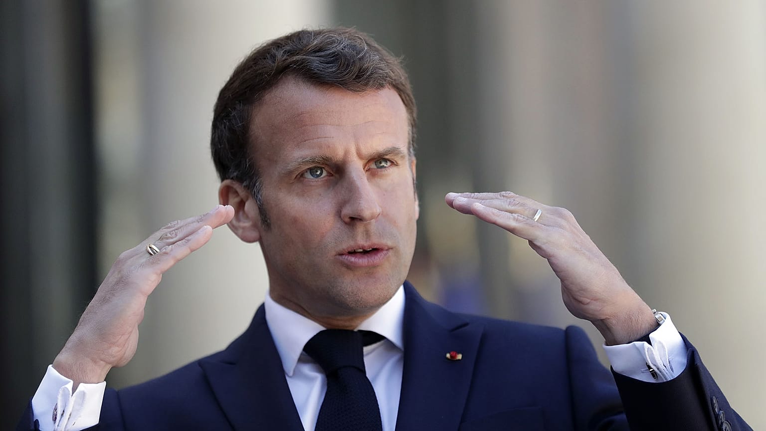 Fransa Cumhurbaşkanı Emmanuel Macron, perşembe günü Covid-19 kısıtlamalarının kademeli olarak azaltılacağını açıkladı. 