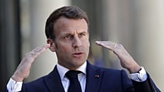 Fransa Cumhurbaşkanı Emmanuel Macron, perşembe günü Covid-19 kısıtlamalarının kademeli olarak azaltılacağını açıkladı. 