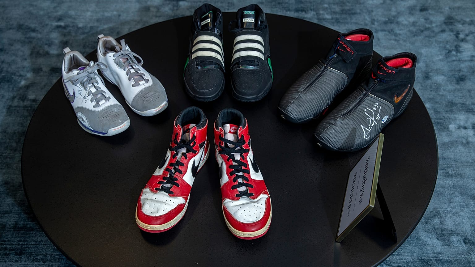 Des baskets du joueur de basket en NBA Michael Jordan en 1985 mais aussi de Steve Nash, Kevin Garnett et Scottie Pippen, proposées lors d'une vente aux enchères par Sotheby's