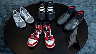 Des baskets du joueur de basket en NBA Michael Jordan en 1985 mais aussi de Steve Nash, Kevin Garnett et Scottie Pippen, proposées lors d'une vente aux enchères par Sotheby's