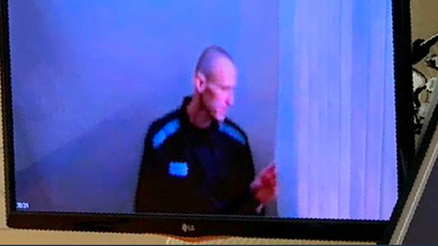 Der geschwächte Kremlgegner Alexej Nawalny nimmt per Videoschalte an der Anhörung teil