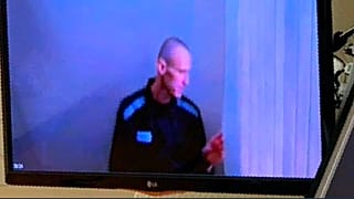 Der geschwächte Kremlgegner Alexej Nawalny nimmt per Videoschalte an der Anhörung teil