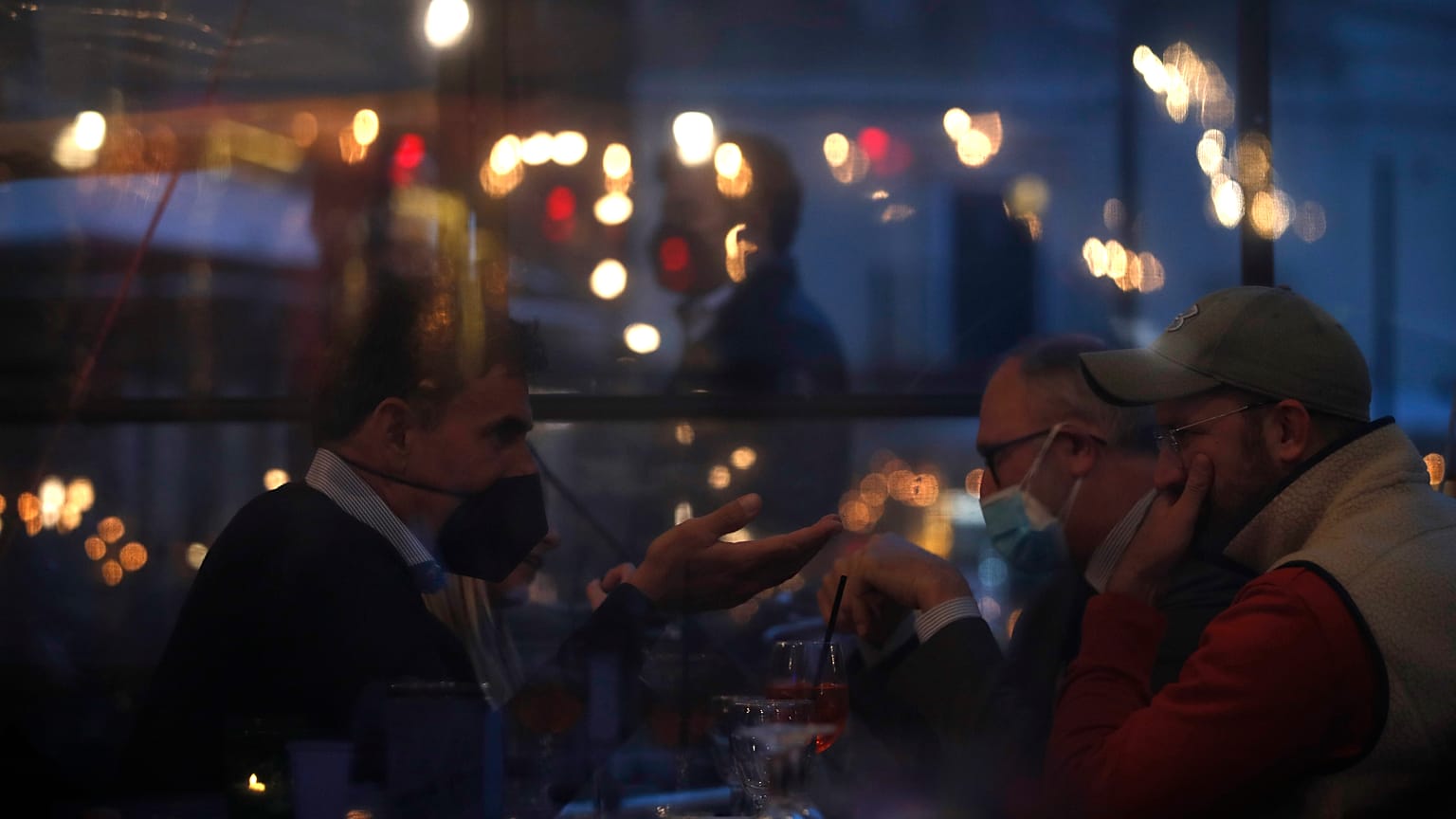 Des clients dans un restaurant de Rome en Italie, le 26 avril 2021