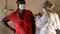 Una mujer recibe la vacuna Sinovac en Brasil