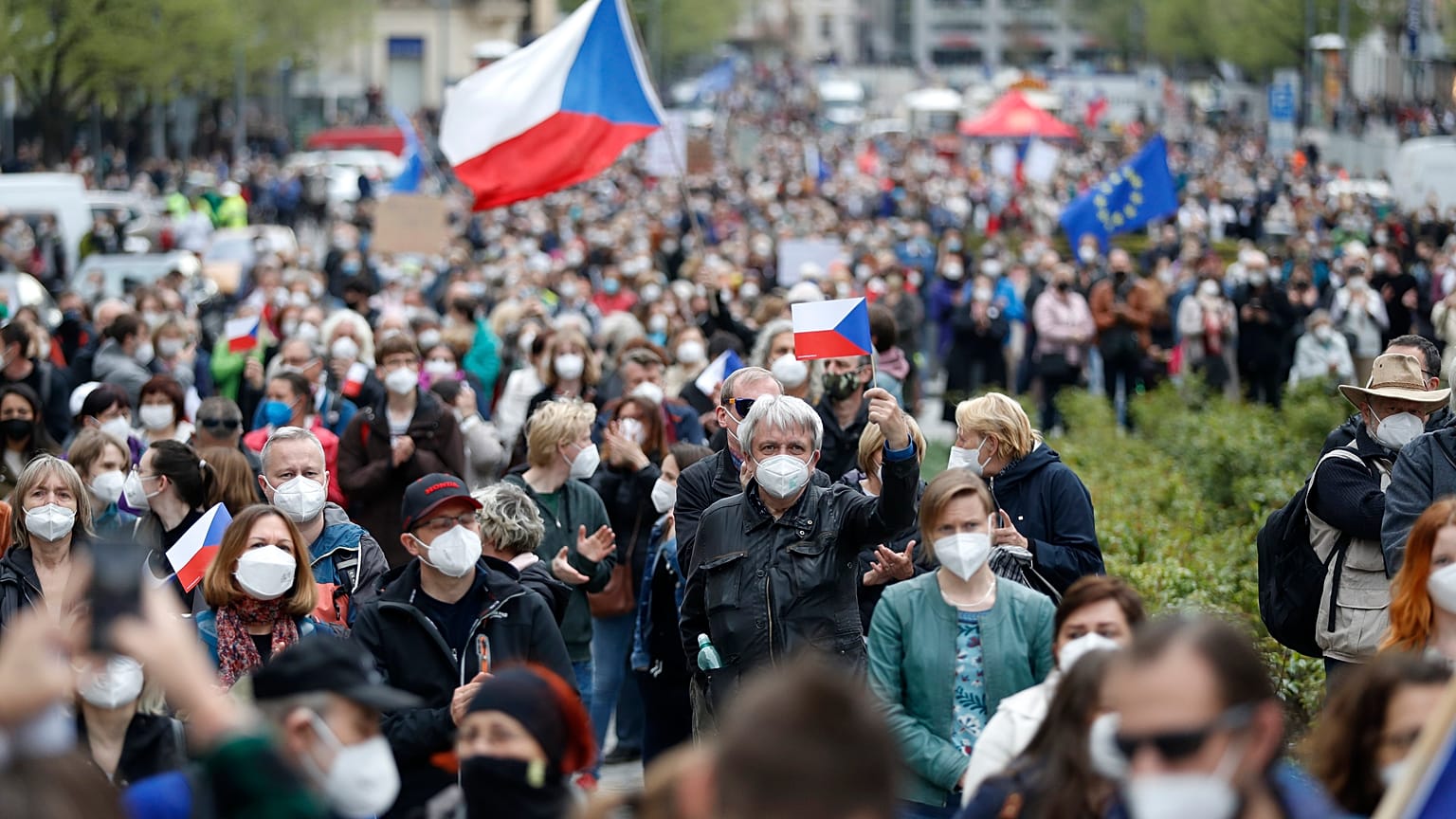 Miles de checos protestan contra el presidente Milos Zeman
