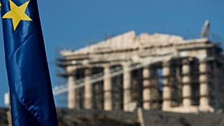 Η Ακρόπολη στο φόντο πίσω από την σημαία της ΕΕ