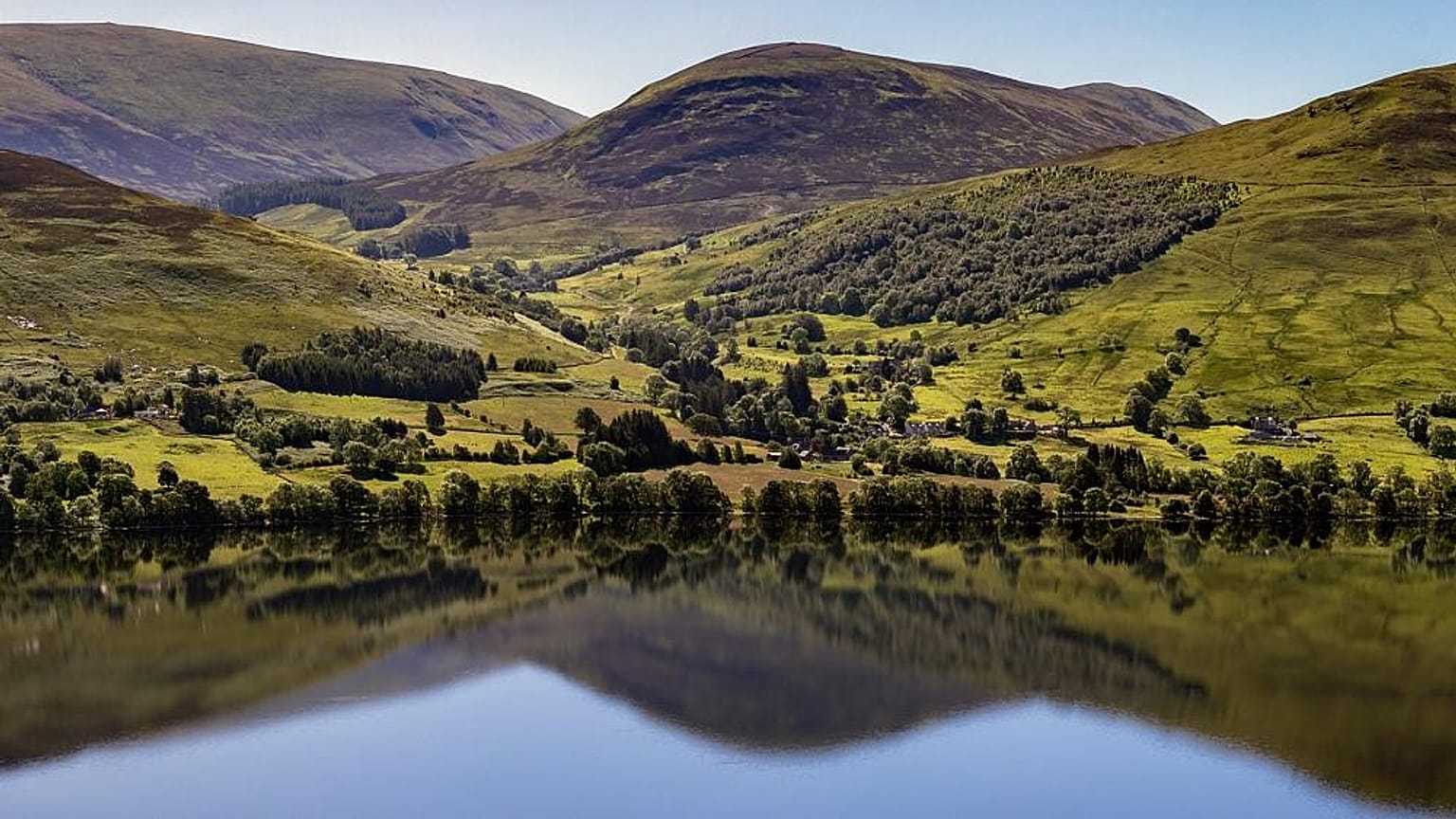Morgensonne über dem Loch Tay, Killin, Großbritannien