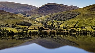 Morgensonne über dem Loch Tay, Killin, Großbritannien