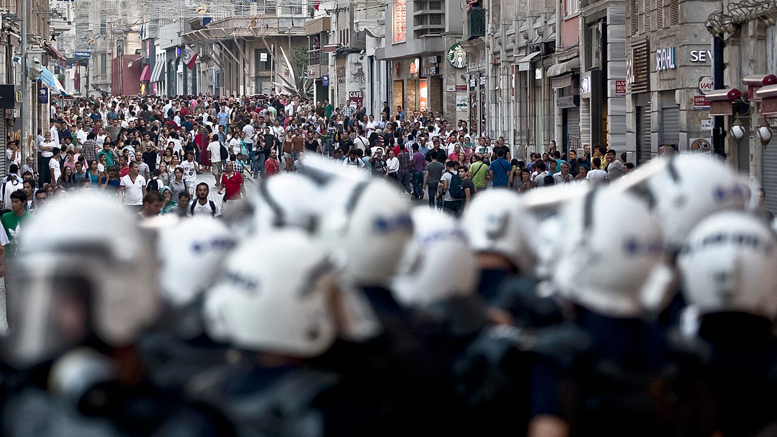 İstiklal Caddesi'nde göstericilerle çatışan polis, İstanbul (arşiv) 