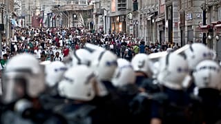 İstiklal Caddesi'nde göstericilerle çatışan polis, İstanbul (arşiv) 