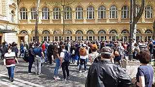 Oltásra váró tömeg a Lukács fürdő udvarán, Budapest, 2021. április 30.