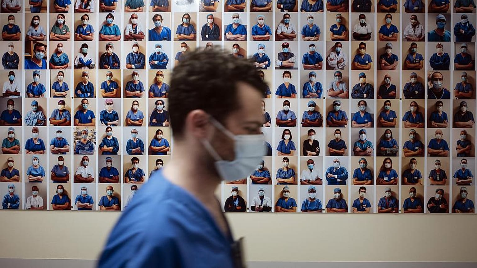 Krankenhausangestellter passiert Personal-Fotowand im Bichat-Krankenhaus, AP-HP, in Paris, 22.04.2021