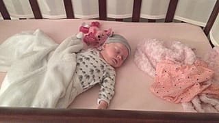 Beşikte uyuyan bir bebek