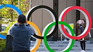 A játékok logóját fényképezik sportrajongók