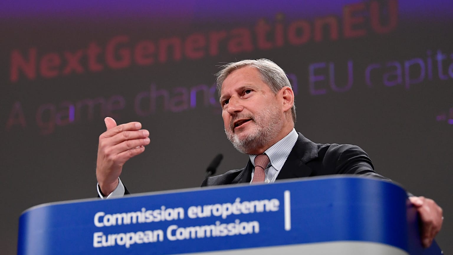 Il commissario europeo per i negoziati di allargamento Johannes Hahn parla durante una conferenza stampa su Next Generation EU,  Bruxelles, 14 aprile 2021.