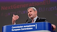 Il commissario europeo per i negoziati di allargamento Johannes Hahn parla durante una conferenza stampa su Next Generation EU,  Bruxelles, 14 aprile 2021.