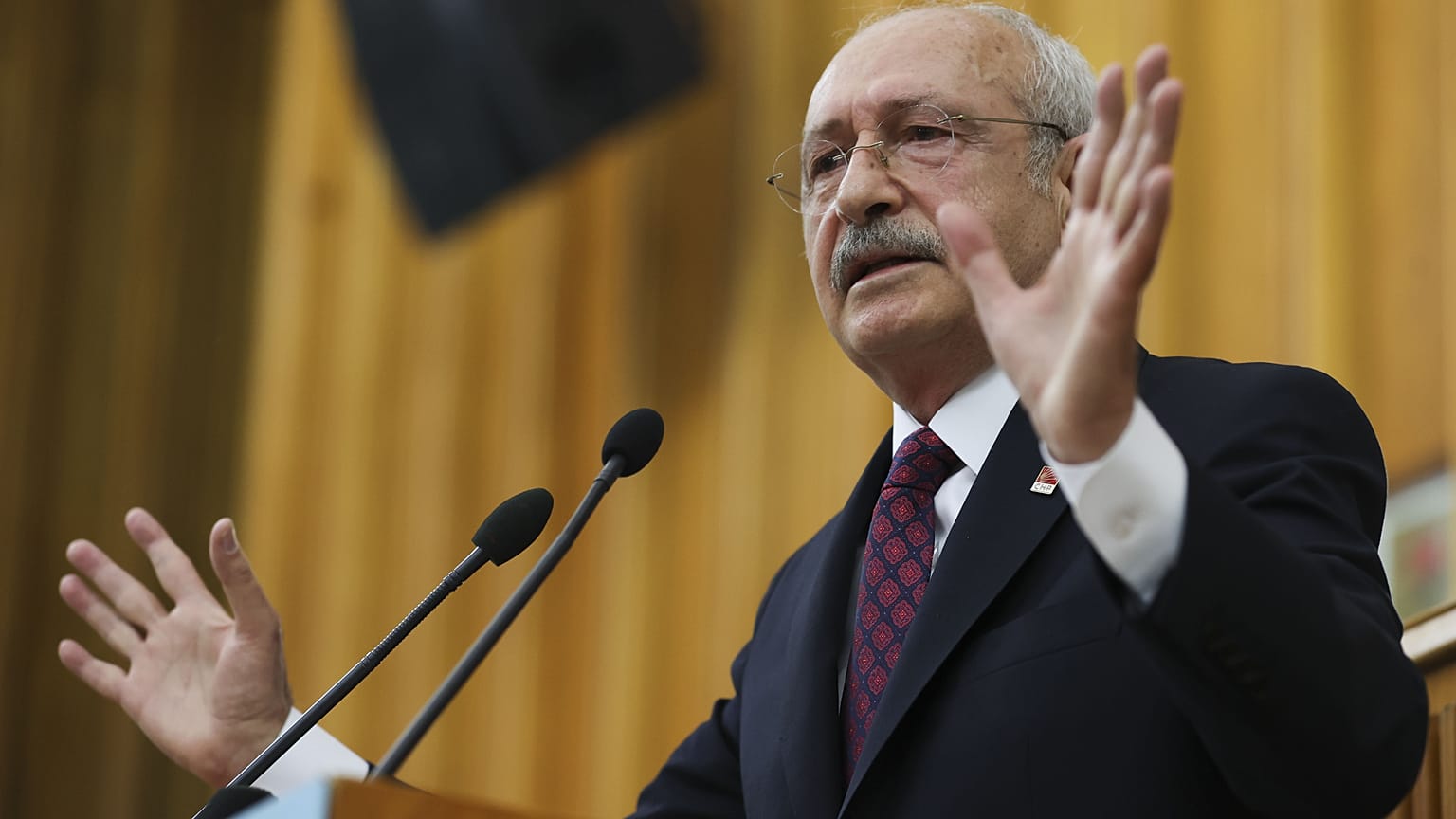 CHP lideri Kemal Kılıçdaroğlu, bir Tiktok videosunda Türk pasaportunu 'aşağıladıkları gerekçesiyle" genç bir çiftin gözaltına alınmasını eleştirdi.