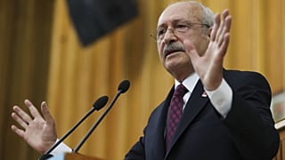 CHP lideri Kemal Kılıçdaroğlu, bir Tiktok videosunda Türk pasaportunu 'aşağıladıkları gerekçesiyle" genç bir çiftin gözaltına alınmasını eleştirdi.