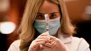 ABD'nin Connecticut eyaletindeki Hartford Hastanesi'nde görevli sağlıkçı Madeline Acquilano, Johnson&Johnson'ın Covid-19' karşı geliştirdiği aşıyı şırıngaya çekerken