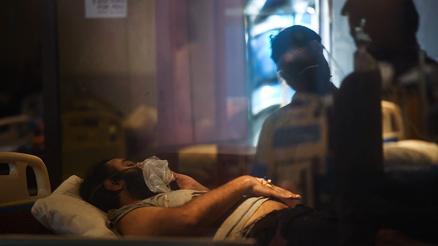 Un paziente viene curato in una sala banchetti temporaneamente convertita in un reparto Covid, Nuova Dehli