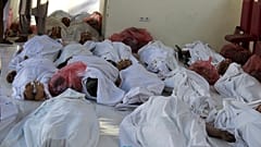 Notdürftig verhüllte Leichen in der Nähe des Anschlagsortes südlich von Kabul 