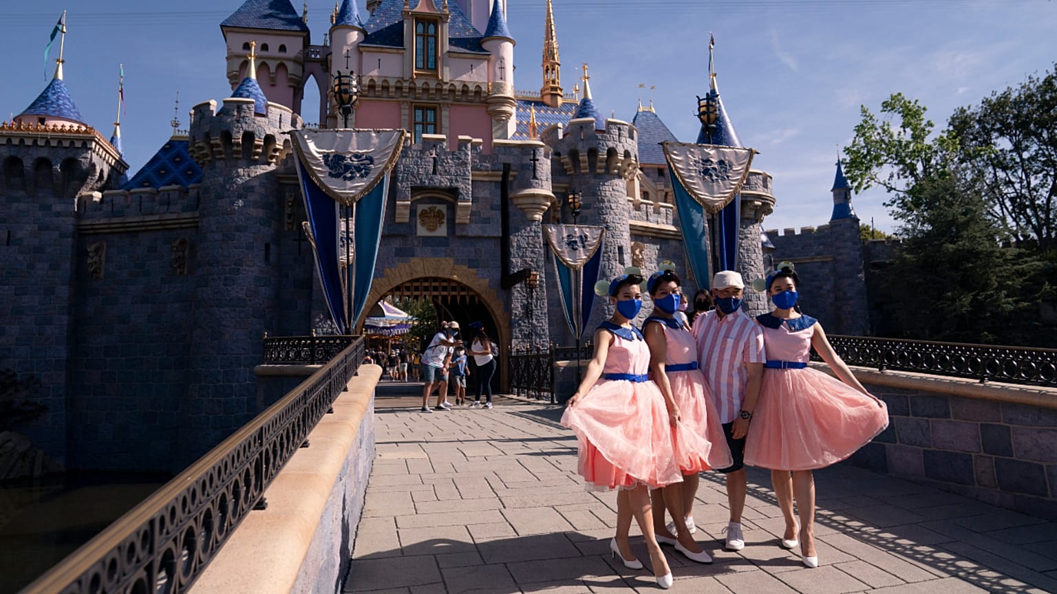 Újra megnyitott a kaliforniai Disneyland