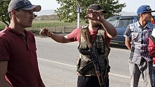 Kırgızlar sınırda bulunan yolda nöbet tutarken