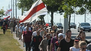 Sztrájkoló dolgozók felvonulása Minszkben 2020. augusztus 17-én