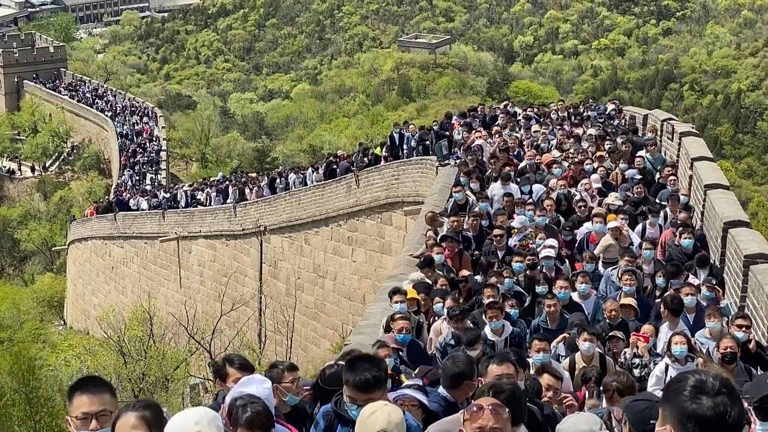 يزور آلاف الأشخاص سور الصين العظيم خلال عطلة عيد العمال، حيث يواصل باقي العالم كفاحه لاحتواء جائحة كوفيد -19.